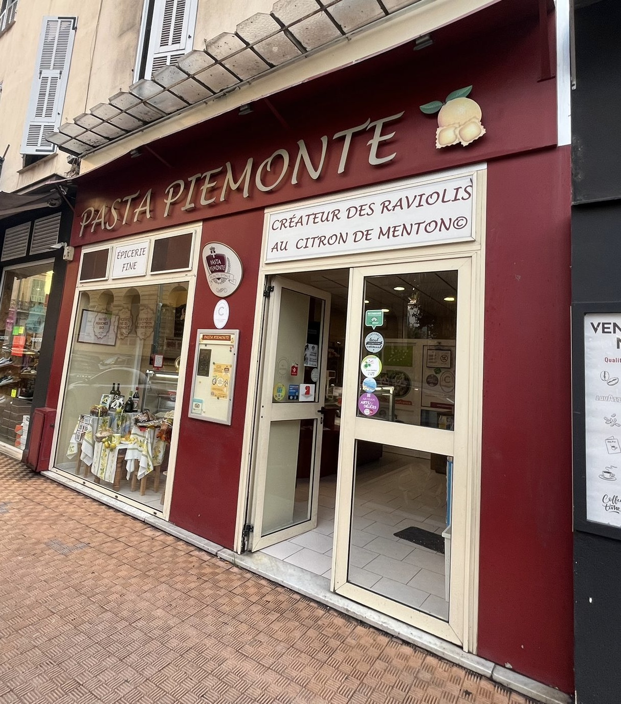 Façade réelle de la boutique Pasta Piemonte à Menton